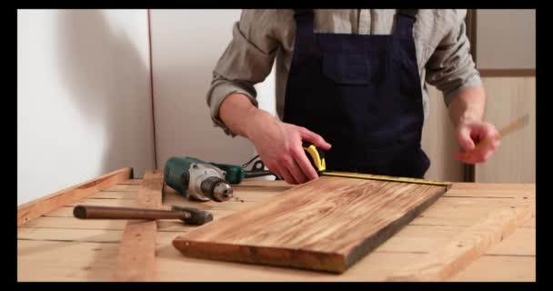 Handyman en uniforme bleu fonctionne avec tournevis automatique électrique — Video