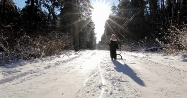 Хлопчик і дівчинка грають у великому снігу взимку. Щаслива дитина грає в снігу — стокове відео