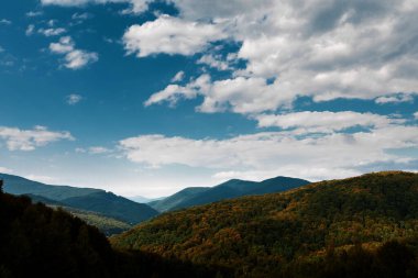 Dağ tepesi yolu panoramik manzara