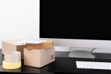 Kız alışveriş malzemelerini postaneden topluyor. Teslimat konsepti