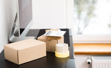 Kız alışveriş malzemelerini postaneden topluyor. Teslimat konsepti