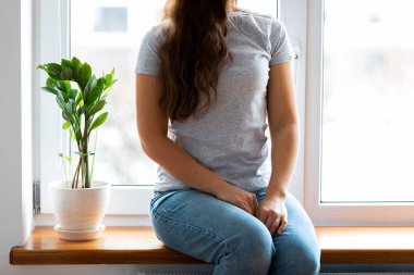 Logonuz için beyaz, boş tişört giyen bir kadın.