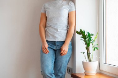 Logonuz için beyaz, boş tişört giyen bir kadın.