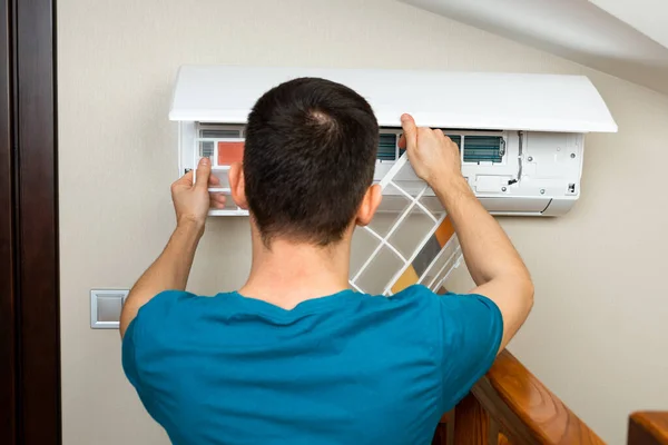 Manlig tekniker rengöring luftkonditionering inomhus — Stockfoto