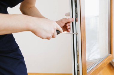 İşçi eve pencere kurup kontrol ediyor