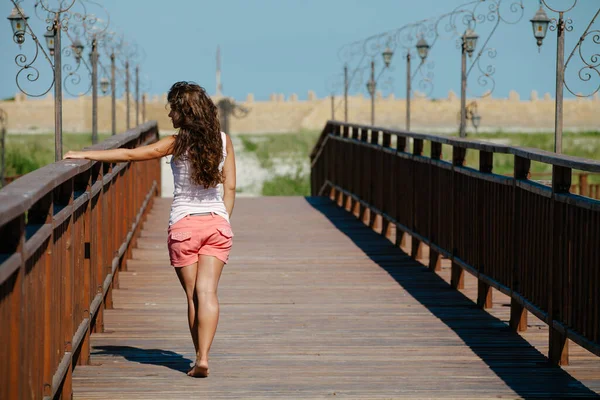 Beautiful girl travels in summer to new countries — Stock Photo, Image