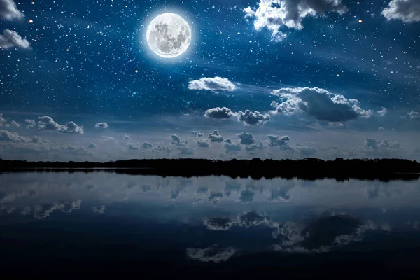 Achtergrond nachtelijke hemel met sterren en maan en wolken — Stockfoto
