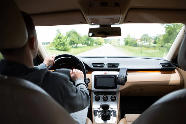 El hombre que conduce el coche moderno —  Fotos de Stock