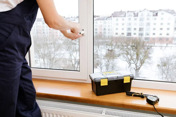 Der Arbeiter, der Fenster im Haus einbaut und kontrolliert — Stockfoto