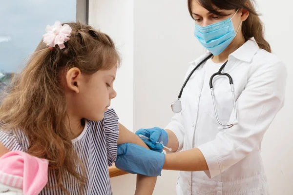 Vaccinatie van kinderen. Dokter die een kind onderzoekt in een ziekenhuis — Stockfoto