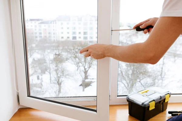 Pracownik instalujący i sprawdzający okno w domu — Zdjęcie stockowe