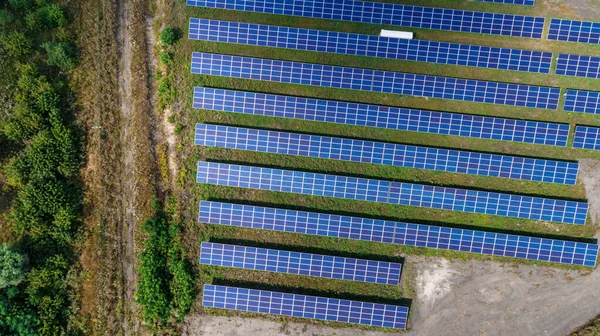 Painéis solares em vista aérea. Sistema de painéis solares geradores de energia do sol — Fotografia de Stock