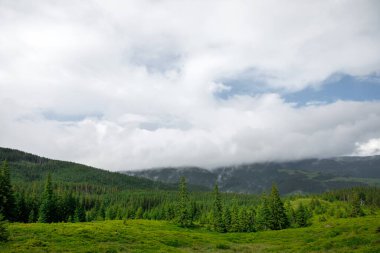 Dağ tepesi yolu panoramik manzara
