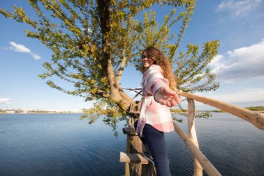 bir adam bir yandan tutan bir yazı üzerine bir kız gider