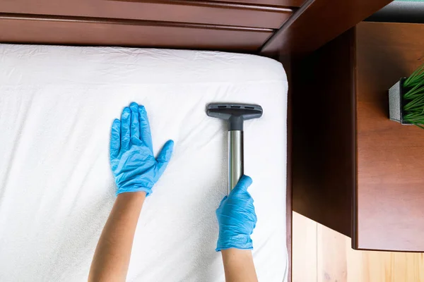 Yatak odası profesyonel ekipman ile hizmetli temizlik yatak — Stok fotoğraf