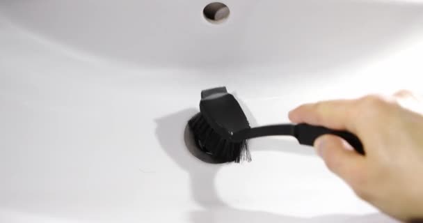 Schoonmaken badkamer wastafel met spray — Stockvideo