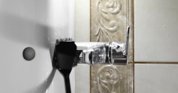 Vertikal video rengöring badrum handfat med spray — Stockvideo