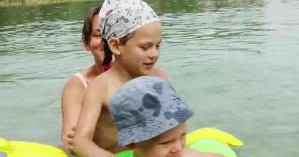 Bambini e madre giocano sulla riva del fiume — Video Stock