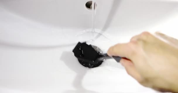Pulizia lavabo bagno con spray — Video Stock