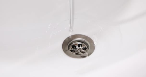 L'acqua del rubinetto scorre nel lavandino — Video Stock