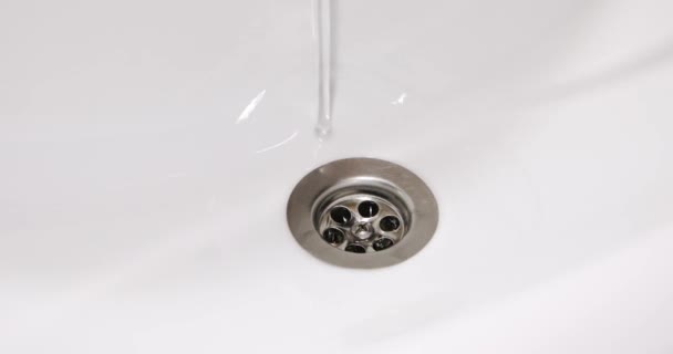 Waschbecken mit Spray reinigen — Stockvideo