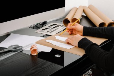 yeni tasarım yaratan kadın tasarımcı