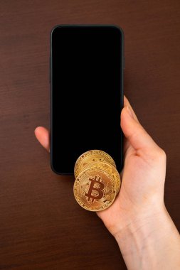 Bitcoin ile ödeme, cep telefonu olan kadın. 