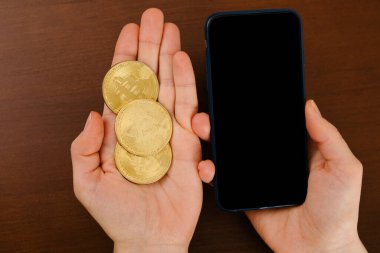 Bitcoin ile ödeme, cep telefonu olan kadın. 