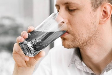 Yakından adam kirli su içiyor.. 