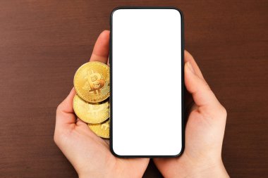 Bitcoin ile ödeme, cep telefonu olan kadın. 