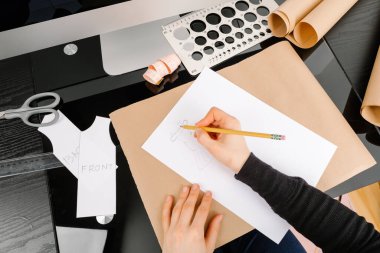 yeni tasarım yaratan kadın tasarımcı