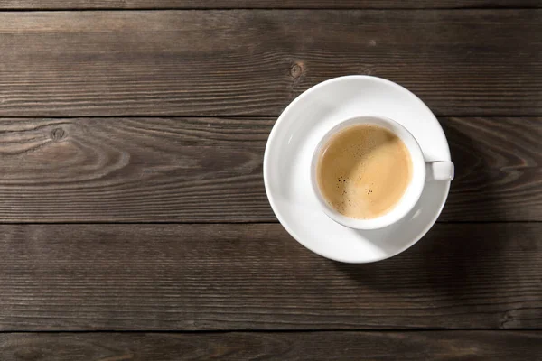 Xícara de café com açúcar mascavo em uma mesa de madeira — Fotografia de Stock