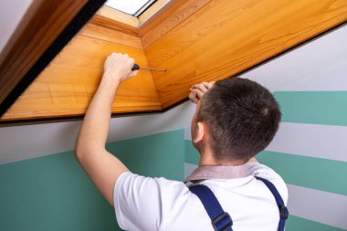 İşçi eve pencere kurup kontrol ediyor