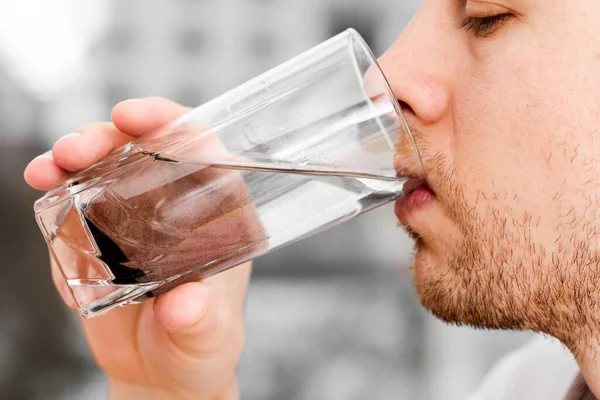 Close up homem está bebendo água suja. — Fotografia de Stock