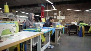 UKRAINE, ROVNO 28 Şubat: Gönüllüler fabrikada Ukrayna 'nın asteğmenini diktiler