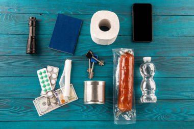 Odadaki masada acil durum çantaları düzenlendi.