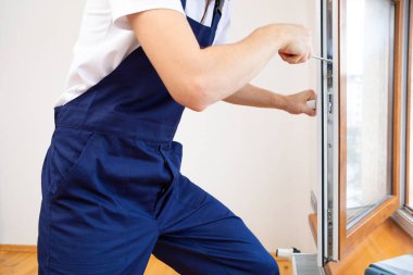 İşçi eve pencere kurup kontrol ediyor