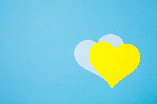 전쟁은 없어. 여성의 손으로 종이로 만든 파란색 과 노란색 심장 — 스톡 사진