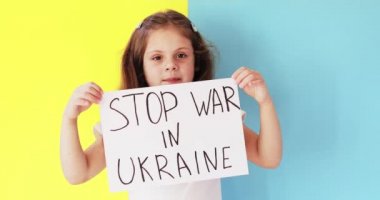 Küçük kız Ukrayna 'daki savaşı durdurmak için yazıyla bayrak kaldırdı.