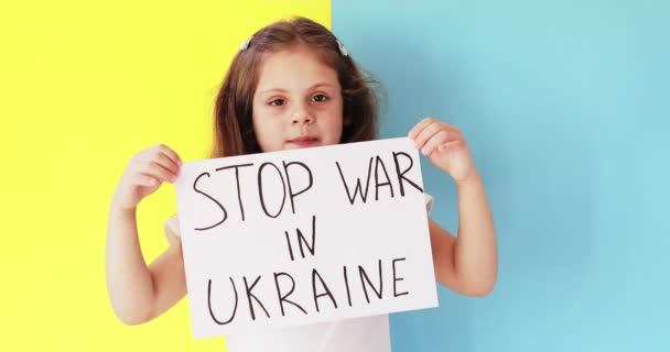 Bambina solleva banner con iscrizione fermare la guerra in Ucraina — Video Stock