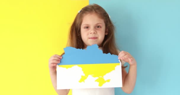 Маленькая девочка поднимает знамя с надписью остановить войну в Украине — стоковое видео