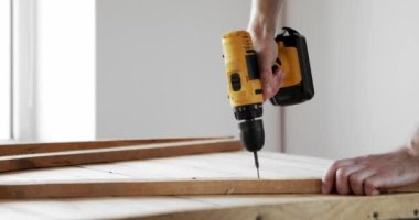 Üniformalı tamirci otomatik tornavidayla çalışır..