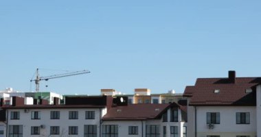 Yeni binaların arka planında vinçler olan inşaat alanı