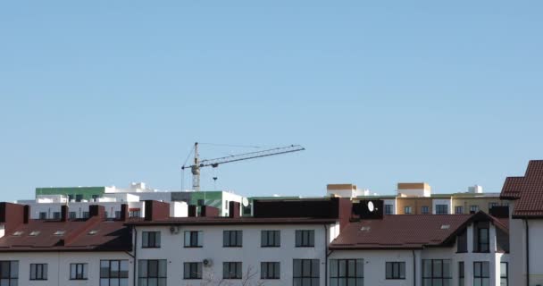 Bouwplaats met kranen tegen de achtergrond van nieuwe gebouwen — Stockvideo