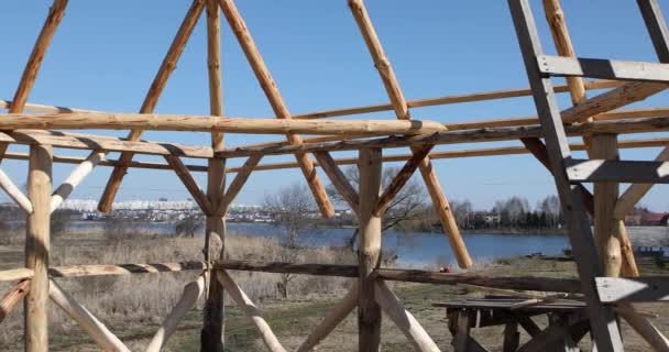 Houten frame huis in aanbouw. — Stockvideo