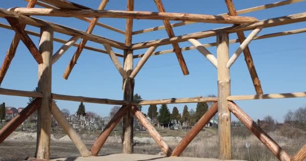 Дерев'яний каркасний будинок під будівництво . — стокове відео