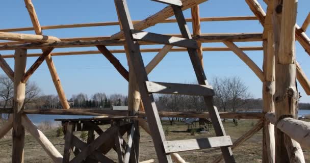 Casa marco de madera en construcción. — Vídeos de Stock