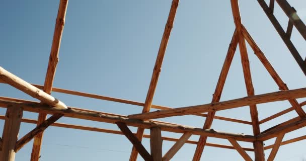 Rumah kayu yang sedang dibangun. — Stok Video