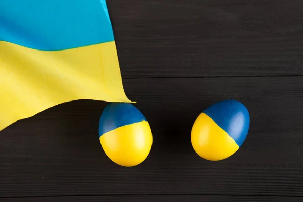 Πασχαλινό αυγό με τη σημαία της Ουκρανίας σε ξύλινο φόντο. — Φωτογραφία Αρχείου