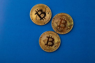 Ukrayna bayrağına sahip Bitcoin mavi ve sarı arkaplan. 